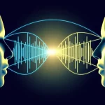 Un'immagine concettuale che illustra la percezione della sincronia audiovisiva nel cervello umano. Due profili stilizzati di teste umane si fronteggiano, con onde sonore (rappresentate da linee curve blu) e onde luminose (rappresentate da linee rette gialle) che emanano dalle bocche e dagli occhi, convergendo in un punto centrale luminoso che simboleggia l'integrazione multisensoriale e la Finestra Temporale di Legame. Utilizzare un obiettivo prime da 35mm, con un effetto di profondità di campo marcato per mettere a fuoco il punto di convergenza. L'illuminazione è drammatica, quasi da film noir, con colori duotone blu e giallo per enfatizzare i due sensi, su uno sfondo scuro per accentuare il mistero e la complessità del processo percettivo.