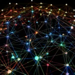 Visualizzazione astratta e high-tech di una rete neurale complessa con nodi luminosi che rappresentano dati multi-vista che vengono elaborati e raggruppati in cluster distinti e colorati, obiettivo macro 90mm, illuminazione controllata per evidenziare i dettagli della rete, alta definizione.