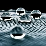 Primo piano macro, obiettivo 100mm, di una membrana idrogel superoleofobica in azione: goccioline d'olio vengono respinte attivamente dalla sua superficie mentre è immersa in acqua, evidenziando le proprietà autopulenti. L'illuminazione è controllata per accentuare il contrasto e i dettagli della texture della membrana e dell'interfaccia olio-acqua, alta definizione.