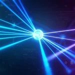 Visualizzazione concettuale di una rete di entanglement quantistico, con fasci di luce laser colorata che collegano nodi astratti su uno sfondo scuro e tecnologico, simboleggiando il multiplexing di stato. Lente prime 35mm, profondità di campo accentuata, duotono ciano e magenta per un effetto futuristico e vibrante.