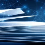 Concetto astratto di dati scientifici che fluiscono da un documento di ricerca tradizionale (simboleggiato da pagine cartacee o PDF) verso una struttura digitale ordinata e interconnessa (simboleggiata da nodi e linee di un grafo o blocchi di dati), illuminazione high-tech, obiettivo 50mm, colori blu e argento duotone.