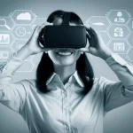 Studentessa sorridente indossa un visore VR di ultima generazione, immersa in un ambiente di apprendimento linguistico virtuale che simula una città straniera. L'interfaccia utente mostra icone di traduzione e interazione. Lente prime, 35mm, profondità di campo, duotone blu e grigio per un look tecnologico e moderno.
