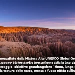 Un paesaggio mozzafiato della Mixteca Alta UNESCO Global Geopark, con formazioni rocciose erose dal tempo che creano canyon e pinnacoli, illuminate dalla luce dorata del tramonto. Fotografia di paesaggio, obiettivo grandangolare 16mm, lunga esposizione per cogliere le sfumature del cielo e la texture delle rocce, messa a fuoco nitida sull'intero panorama.
