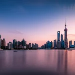 Fotografia di paesaggio urbano, skyline di Shanghai al tramonto vista dal Bund, obiettivo grandangolare 12mm, lunga esposizione per scie luminose delle barche sul fiume Huangpu e nuvole setose, messa a fuoco nitida, colori vibranti che simboleggiano l'attività economica e l'interconnessione.