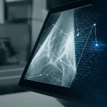 Immagine concettuale di una mammografia digitale analizzata da un'intelligenza artificiale, con linee di codice binarie e grafici di reti neurali sovrapposti. Obiettivo prime da 35mm, toni blu e grigi duotone, profondità di campo per evidenziare lo schermo.