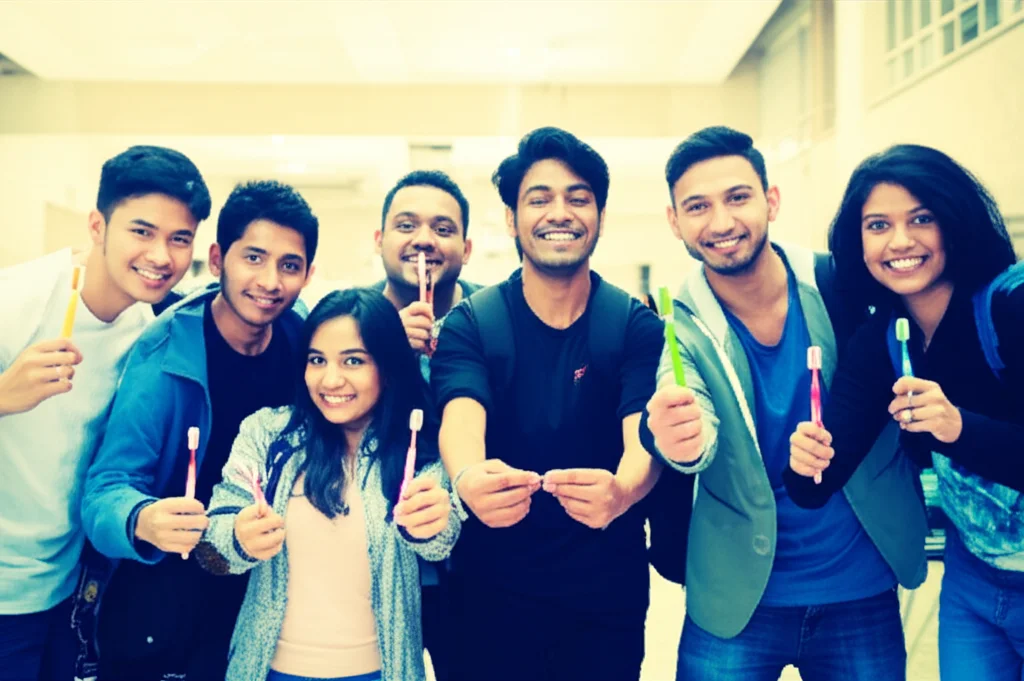 Un gruppo di studenti universitari del Bangladesh sorridenti, alcuni mostrano spazzolini da denti, in un campus universitario luminoso. Scatto con prime lens da 35mm, profondità di campo per mettere a fuoco gli studenti in primo piano, luce naturale vibrante, duotone blu e giallo.
