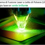 Un sistema di Fusione Laser a Letto di Polvere (LPBF) all'avanguardia con un raggio laser verde brillante focalizzato su un letto di polvere di rame puro. Dettagli macro della zona di fusione, con scintille e particelle di polvere illuminate, illuminazione controllata per evidenziare la precisione del processo. Obiettivo macro, 60mm.