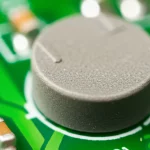 Immagine fotorealistica di un varistore a disco a base di ZnO montato su un circuito stampato, obiettivo macro 85mm, alta definizione, illuminazione da studio controllata, che evidenzia la ceramica policristallina e i contatti argentati lucidi.