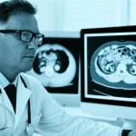 Un medico urologo esamina attentamente una scansione TC di un calcolo renale su un monitor ad alta risoluzione, con un'espressione concentrata. L'immagine è un ritratto con obiettivo da 35mm, utilizzando una palette di colori duotone blu e grigio per un effetto cinematografico, con una leggera profondità di campo per mantenere il focus sul medico e sullo schermo.