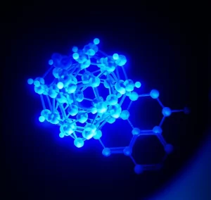 Macro lens, 100mm, high detail, controlled lighting. Immagine di un complesso di Platino(II) con leganti organici (carbazolo o naftalene) che emette una vivida fosforescenza blu a temperatura ambiente, visualizzando il trasferimento di energia tripletto-tripletto. Lo sfondo è scuro per enfatizzare la luminescenza, con deboli formule chimiche stilizzate in background.