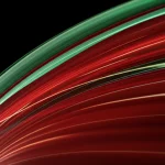 Visualizzazione artistica e astratta di correnti di Fubini-Study come flussi luminosi che si muovono su una superficie complessa e multidimensionale rappresentante una varietà di Kähler. Telephoto zoom, 200mm, fast shutter speed per catturare il movimento implicito delle correnti, con dettagli nitidi sulle strutture geometriche sottostanti.
