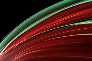 Visualizzazione artistica e astratta di correnti di Fubini-Study come flussi luminosi che si muovono su una superficie complessa e multidimensionale rappresentante una varietà di Kähler. Telephoto zoom, 200mm, fast shutter speed per catturare il movimento implicito delle correnti, con dettagli nitidi sulle strutture geometriche sottostanti.