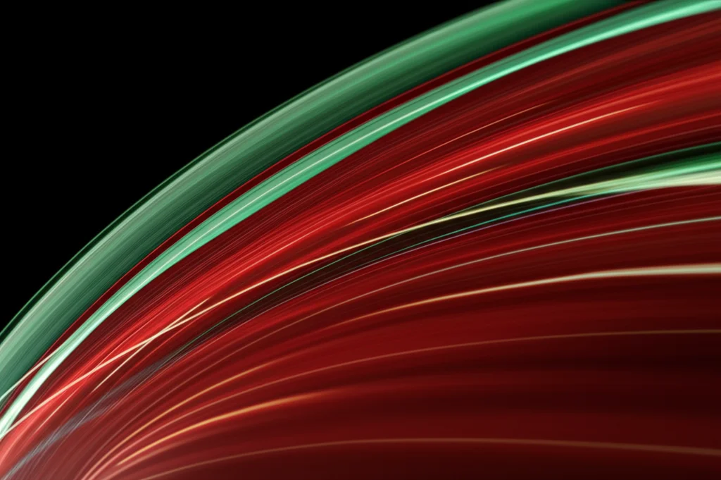 Visualizzazione artistica e astratta di correnti di Fubini-Study come flussi luminosi che si muovono su una superficie complessa e multidimensionale rappresentante una varietà di Kähler. Telephoto zoom, 200mm, fast shutter speed per catturare il movimento implicito delle correnti, con dettagli nitidi sulle strutture geometriche sottostanti.