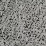 Immagine fotorealistica di una sezione trasversale di una trave cava in ferrocemento rinforzata con rete metallica stirata, illuminazione da studio che ne evidenzia la texture e la composizione interna con il nucleo di schiuma, obiettivo macro 100mm, alta definizione dei fili della rete e della matrice cementizia, sfondo neutro per massima focalizzazione sul campione.