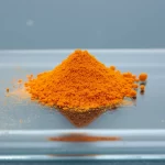 Immagine macro ad alta definizione di nanoparticelle naturali di propoli e curcumina, con texture visibile e dettagli nitidi, affiancate a una piccola quantità di polvere di MTA, il tutto su un vetrino da laboratorio. Illuminazione da studio controllata per evidenziare le differenze materiche, obiettivo macro 100mm, focus preciso sull'interfaccia tra i materiali.