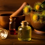 Composizione fotorealistica still life con piante officinali della famiglia Asteraceae, in particolare del genere Xanthium, con fiori e foglie dettagliati, accanto a un mortaio con pestello e alcune boccette da laboratorio contenenti estratti colorati, su un tavolo di legno rustico. Obiettivo macro 85mm, illuminazione calda e soffusa che crea un'atmosfera da antico erborista ma con un tocco scientifico, alta definizione, precise focusing, controlled lighting.