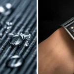 Un'immagine composita che mostra a sinistra un close-up, con lente macro da 90mm, di un tessuto tecnico con microcanali 3D stampati visibili, goccioline di sudore che vi scorrono; a destra, una persona che indossa un braccialetto sportivo futuristico con un piccolo display che mostra dati biometrici. Illuminazione controllata, alta definizione, focus preciso sui dettagli dei microcanali e sulla texture del tessuto.