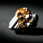 Una composizione artistica di vari minerali essenziali (cristalli di calcio, limatura di ferro, scaglie di magnesio) disposti su una superficie scura, illuminati da una luce drammatica laterale. Macro lens, 105mm, high detail, precise focusing, controlled lighting, per rappresentare lo studio sull'assunzione di minerali.