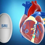 Immagine concettuale fotorealistica che rappresenta una singola pillola di antidepressivo SSRI posta accanto a un modello anatomico di cuore umano in miniatura traslucido che mostra al suo interno mitocondri e sarcomeri stilizzati. Un fascio di luce soffusa illumina entrambi gli oggetti su uno sfondo blu scuro e pulito, lente prime 35mm, profondità di campo per mettere a fuoco la pillola e il cuore, colori professionali e leggermente drammatici per sottolineare la serietà dell'argomento.