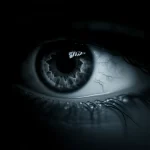 Immagine concettuale che mostra la sagoma di una persona che dorme con onde cerebrali stilizzate che si trasformano in un occhio con segni di glaucoma, illuminazione drammatica con contrasto tra luci e ombre, lente prime 35mm, stile film noir con duotono blu e grigio scuro, per rappresentare l'impatto del sonno e delle apnee sul glaucoma.