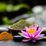 Una composizione artistica che simboleggia le medicine complementari: foglie di tè verde, una ciotola di ceramica con polvere di curcuma, pietre per la cristalloterapia e un fiore di loto, il tutto su uno sfondo naturale che evoca le Hawaii. Macro lens, 100mm, high detail, precise focusing, controlled lighting, atmosfera serena.