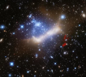 Visualizzazione fotorealistica di una vasta regione dello spazio profondo dove il collasso gravitazionale di materia oscura e gas primordiale sta dando origine a un ammasso di galassie. Si vedono i filamenti della rete cosmica che convergono, con dettagli di giovani stelle blu e nebulose. Astronomical, wide-angle, 10mm, long exposure times, sharp focus, resa dei colori vivida e contrastata per evidenziare le diverse componenti cosmiche.