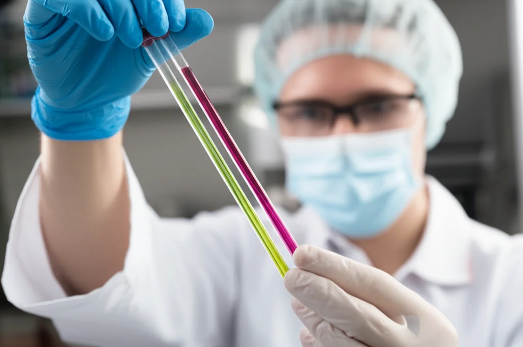 Fotografia sportiva, teleobiettivo 200mm, di un ricercatore in camice bianco che osserva con attenzione una striscia di provette contenenti il sensore plasmonico, con i colori dei recettori che cambiano rapidamente. L'azione è catturata con una velocità dell'otturatore elevata per congelare il momento della reazione, tracciamento del movimento sulla mano che tiene la striscia, sfondo leggermente sfocato per concentrarsi sul sensore.