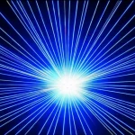 Illustrazione fotorealistica di un fascio laser ultrarapido che interagisce con la struttura atomica a catene del materiale quantistico (TaSe4)2I, inducendo la formazione di muri di dominio topologici visibili come confini luminosi tra regioni diverse. Obiettivo prime 35mm, effetto duotone blu e viola per un'atmosfera scientifica e futuristica, profondità di campo.