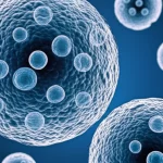 Immagine concettuale di cellule tumorali del seno in senescenza indotta da terapia (TIS), rappresentate come cellule 'dormienti' ma circondate da uno scudo che respinge farmaci chemioterapici, con alcune cellule che iniziano a 'risvegliarsi'. Fotografia concettuale, prime lens 35mm, profondità di campo, colori duotone blu e grigio scuro per un'atmosfera clinica ma tesa.