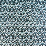 Una visualizzazione artistica ma fotorealistica di triangoli di DNA origami che si auto-assemblano rapidamente su una superficie di mica scintillante, formando un pattern esagonale quasi perfetto. L'immagine dovrebbe evocare velocità e precisione su scala nanometrica. Obiettivo macro 90mm, illuminazione laterale per creare ombre e profondità, alta definizione, controlled lighting.