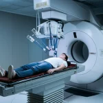 Immagine concettuale di un trattamento radioterapico avanzato per il cancro dell'esofago. Un paziente è posizionato su un lettino di un acceleratore lineare moderno, con fasci di luce che convergono sulla zona toracica. L'ambiente è high-tech e sterile. Obiettivo grandangolare, 24mm, per catturare l'intera scena, illuminazione controllata per un effetto drammatico ma rassicurante.