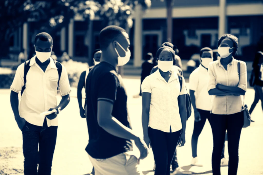 Foto realistica di un gruppo diversificato di studenti universitari nel campus in Ghana, alcuni indossano mascherine, altri no, mantenendo un certo distanziamento sociale. Luce naturale, obiettivo da 35mm per un ritratto di gruppo, con una leggera profondità di campo per mettere a fuoco gli studenti in primo piano. Duotone seppia e blu scuro per un'atmosfera riflessiva.