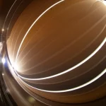 Rappresentazione artistica di strutture matematiche complesse all'interno di gruppi NA armonici, con enfasi su pesi e operatori. Wide-angle lens, 10mm, long exposure, forme astratte fluide, a simboleggiare le stime pesate e la teoria degli operatori.