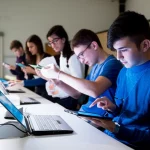 Studenti di scienze in un laboratorio di fisica moderno e luminoso, utilizzano tablet con sensori per raccogliere dati e visualizzare grafici in tempo reale. Obiettivo prime 35mm, profondità di campo per mettere a fuoco i tablet e l'interazione degli studenti, illuminazione controllata per evidenziare la tecnologia.