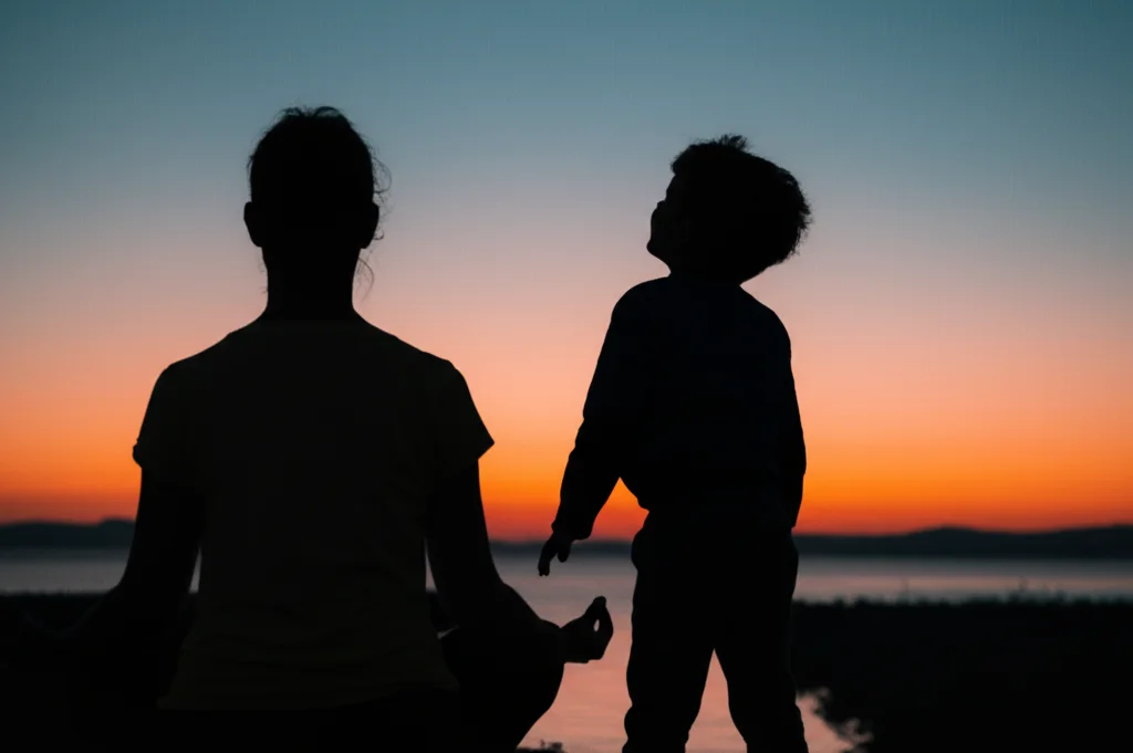 Silhouette di una persona adulta in meditazione al tramonto con sovrapposta l'immagine sbiadita di un bambino che guarda verso l'alto, fotografia paesaggistica, obiettivo grandangolare 24mm, lunga esposizione per nuvole soffuse.