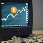 Fotografia evocativa dell'era iniziale di Bitcoin: uno schermo di computer datato (circa 2011-2013) mostra un grafico dei prezzi di Bitcoin su Mt.Gox con pattern tecnici come triangoli o rettangoli evidenziati. La luce dello schermo illumina debolmente una tastiera e forse una mano che impugna un mouse. Stile leggermente granuloso, obiettivo 35mm, profondità di campo, duotone blu scuro e ambra per un look vintage ma tecnologico.