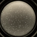 Immagine fotorealistica di particolato PM10 sospeso nell'aria di una città, visto attraverso una lente macro da 70mm, con dettagli nitidi delle particelle illuminate da un raggio di sole, sfondo urbano leggermente sfocato per enfatizzare l'inquinamento, illuminazione controllata, duotone seppia e grigio per un'atmosfera seria.
