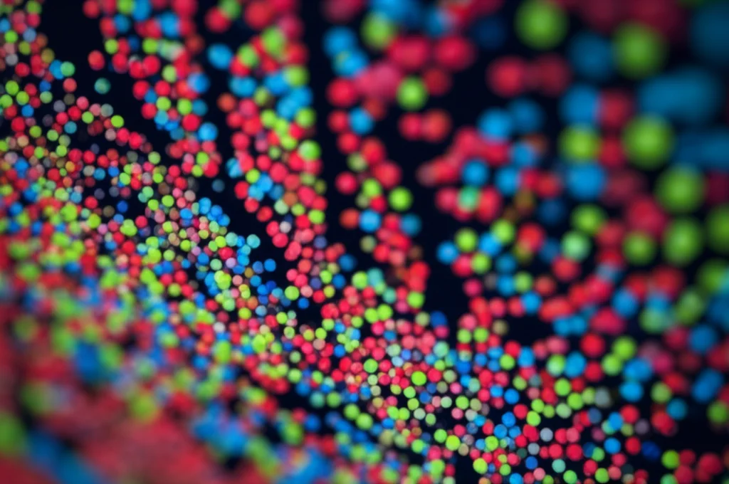 Diagramma astratto che mostra tre gruppi distinti di particelle colorate (ad esempio, rosse, verdi, blu) che si muovono in uno spazio di ricerca tridimensionale, ognuno con un pattern di movimento leggermente diverso, suggerendo strategie di esplorazione differenziate. Macro lens, 80mm, high detail, precise focusing, controlled lighting per evidenziare le singole particelle e i loro percorsi.
