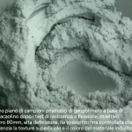 Primo piano di campioni prismatici di geopolimero a base di metacaolino dopo i test di resistenza a flessione, obiettivo macro 80mm, alta definizione, illuminazione da laboratorio controllata che evidenzia la texture superficiale e il colore del materiale indurito.