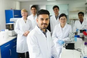 Un gruppo di giovani specialisti di laboratorio medico che collaborano con entusiasmo in un ambiente di laboratorio moderno e luminoso, utilizzando attrezzature all'avanguardia, fotografia con obiettivo da 24mm per catturare l'ampiezza della scena e l'interazione dinamica, luce naturale diffusa che crea un'atmosfera positiva e professionale.