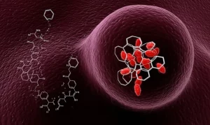 Visualizzazione concettuale fotorealistica dell'acido abietico (struttura molecolare stilizzata) e della doxorubicina (colore rosso caratteristico) che interagiscono sinergicamente con una cellula cancerosa del colon-retto stilizzata, con dettagli molecolari visibili e sfondo scuro per enfasi, obiettivo macro 80mm, illuminazione da studio.