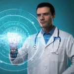 Primo piano di un medico o codificatore medico che interagisce con un'interfaccia digitale futuristica che mostra codici ICD-10 suggeriti dall'IA, illuminazione controllata, profondità di campo, lente prime 35mm, alta definizione.
