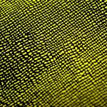 Macro fotografia, 70mm lens, di un innovativo materiale carbogel scuro e poroso che emette una debole luminescenza mentre converte il calore in elettricità, simboleggiando l'energia sostenibile, high detail, precise focusing, illuminazione drammatica e controllata per enfatizzare la texture.