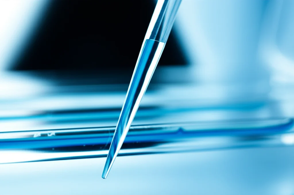 Ricerca scientifica sul cuore, immagine macro di una pipetta che rilascia un liquido blu su una resina bianca (PAO-Sefarosa) in una piccola colonna cromatografica, illuminazione controllata da laboratorio, messa a fuoco precisa sulla resina, obiettivo macro 100mm, sfondo sfocato con attrezzatura da laboratorio.