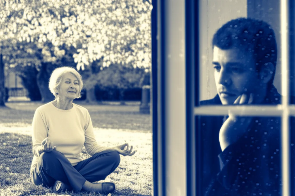 Una persona anziana sorridente che medita in un parco tranquillo, e in contrasto, un giovane disoccupato che guarda fuori da una finestra con espressione riflessiva. Duotone seppia e blu. Zoom lens, 24-70mm.