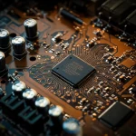 Primo piano di un circuito elettronico complesso con componenti che brillano leggermente, simboleggiante l'innovazione nella crittografia caotica, fotografia di oggetti, obiettivo macro 60mm, alta definizione, messa a fuoco precisa su diodi e condensatori frazionari, illuminazione drammatica per enfatizzare la tecnologia avanzata.