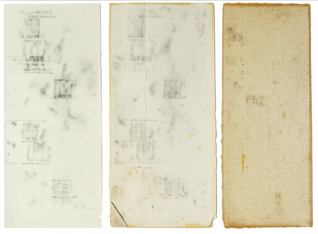 Una serie di campioni di carta antica con diverse applicazioni di inchiostro, prima e dopo un processo di invecchiamento accelerato. Si notano evidenti differenze di colore, ingiallimento e sbiadimento. Fotografia still life, obiettivo macro 60mm, illuminazione controllata per evidenziare le variazioni cromatiche e la texture della carta, alta definizione.