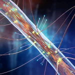 Illustrazione concettuale fotorealistica della rigenerazione assonale nel midollo spinale lesionato. Assoni luminosi e vibranti (simili a fibre ottiche) crescono attraverso una cicatrice scura e complessa, guidati da molecole di integrina α9 attivate (rappresentate come piccoli punti luminosi sugli assoni). L'immagine trasmette speranza e progresso scientifico, con profondità di campo e illuminazione drammatica che evidenzia il percorso di rigenerazione.