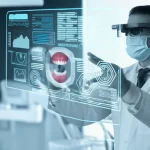 Un'immagine concettuale che rappresenta l'integrazione dell'intelligenza artificiale nell'odontoiatria moderna: un dentista indossa visori high-tech e interagisce con un'interfaccia olografica che mostra dati e analisi AI di una dentatura, in uno studio dentistico futuristico. Obiettivo prime da 35mm, duotone ciano e argento per un look tecnologico e pulito, profondità di campo che enfatizza l'interazione uomo-macchina.