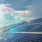 Ampio campo di pannelli solari sotto un cielo parzialmente nuvoloso, con sovrapposizione grafica di dati meteorologici (temperatura, umidità), obiettivo grandangolare 24mm, messa a fuoco nitida, luce solare diffusa.